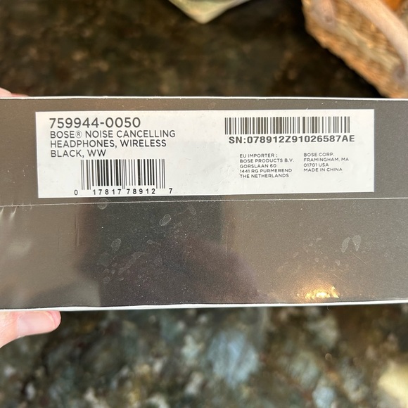 New In Box Bose Noise Cancelling Headphones Wireless Black. 759944-0050 - Picture 2 of 7